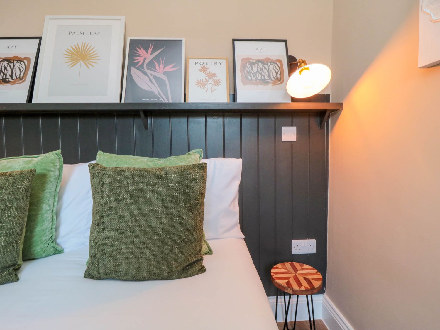 Coronation House in Scarborough. Woodburning stove.Hot tub. Child-friendly. Allows pets. Near beach.