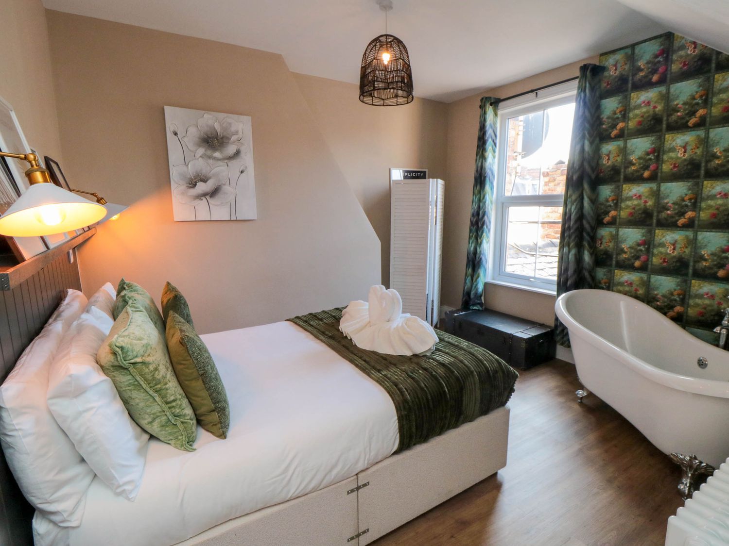 Coronation House in Scarborough. Woodburning stove.Hot tub. Child-friendly. Allows pets. Near beach.
