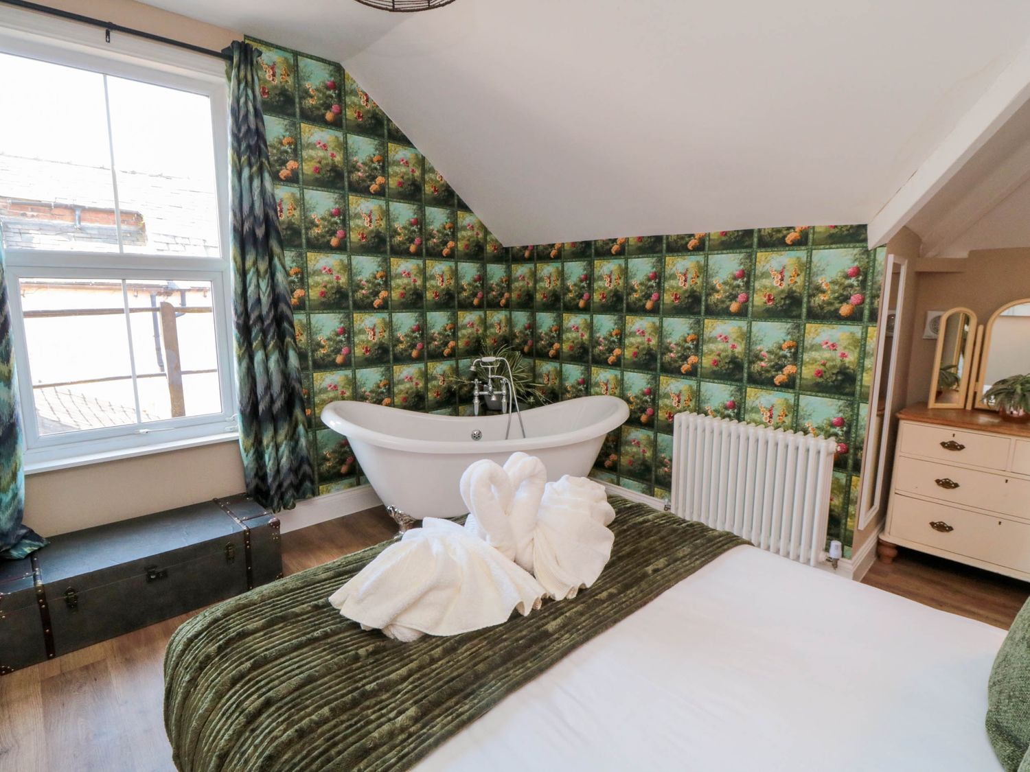 Coronation House in Scarborough. Woodburning stove.Hot tub. Child-friendly. Allows pets. Near beach.