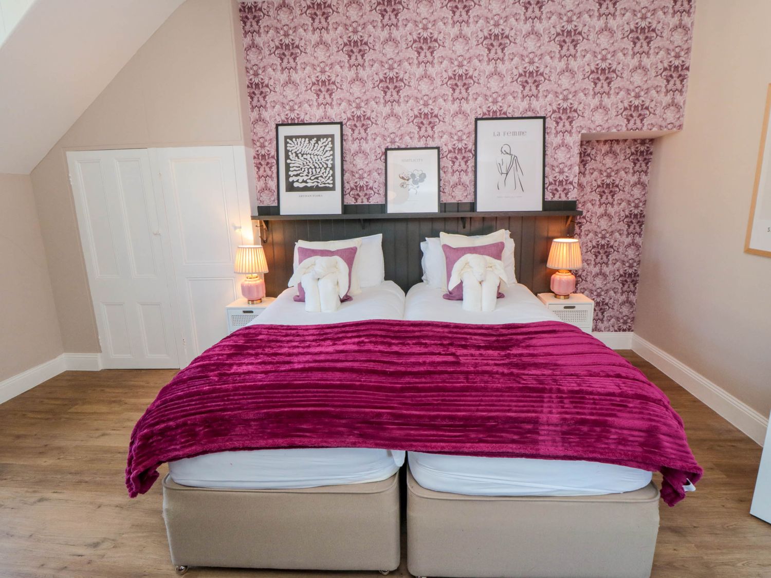 Coronation House in Scarborough. Woodburning stove.Hot tub. Child-friendly. Allows pets. Near beach.