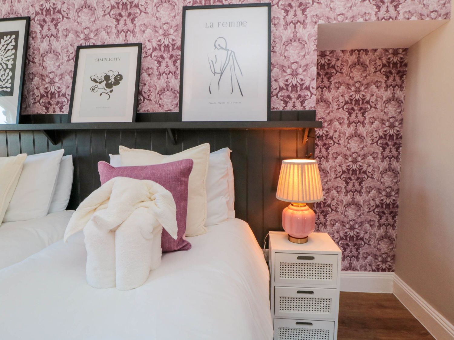 Coronation House in Scarborough. Woodburning stove.Hot tub. Child-friendly. Allows pets. Near beach.