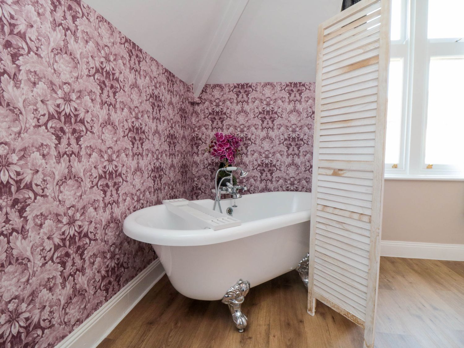 Coronation House in Scarborough. Woodburning stove.Hot tub. Child-friendly. Allows pets. Near beach.