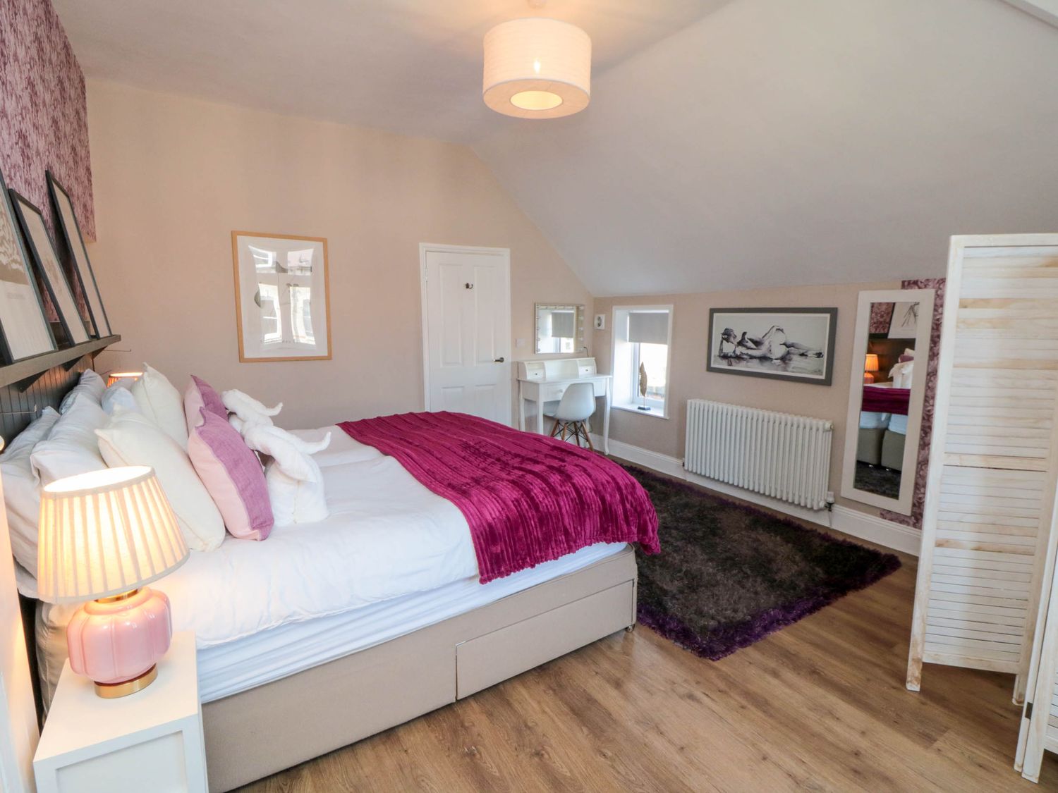 Coronation House in Scarborough. Woodburning stove.Hot tub. Child-friendly. Allows pets. Near beach.