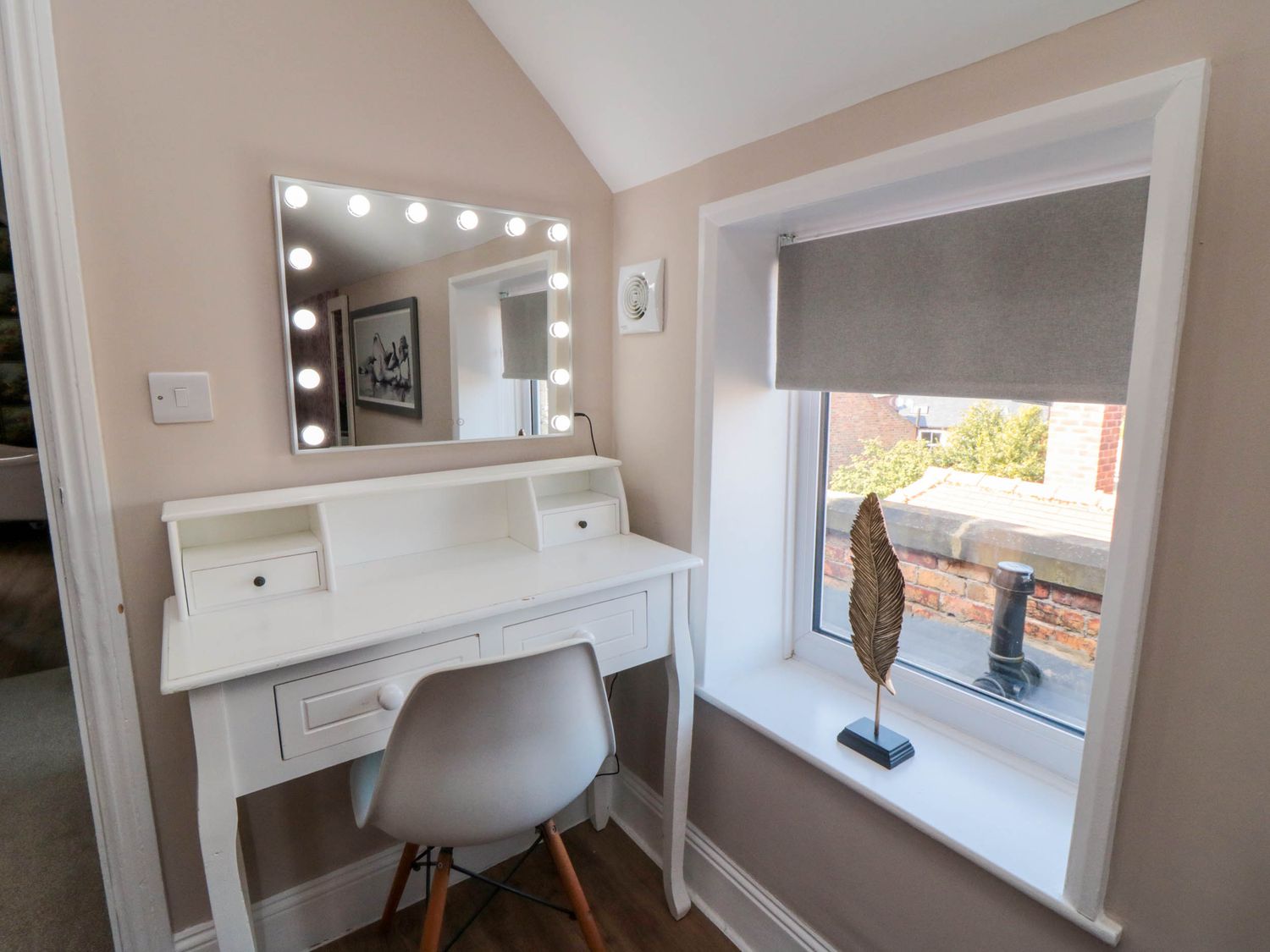Coronation House in Scarborough. Woodburning stove.Hot tub. Child-friendly. Allows pets. Near beach.