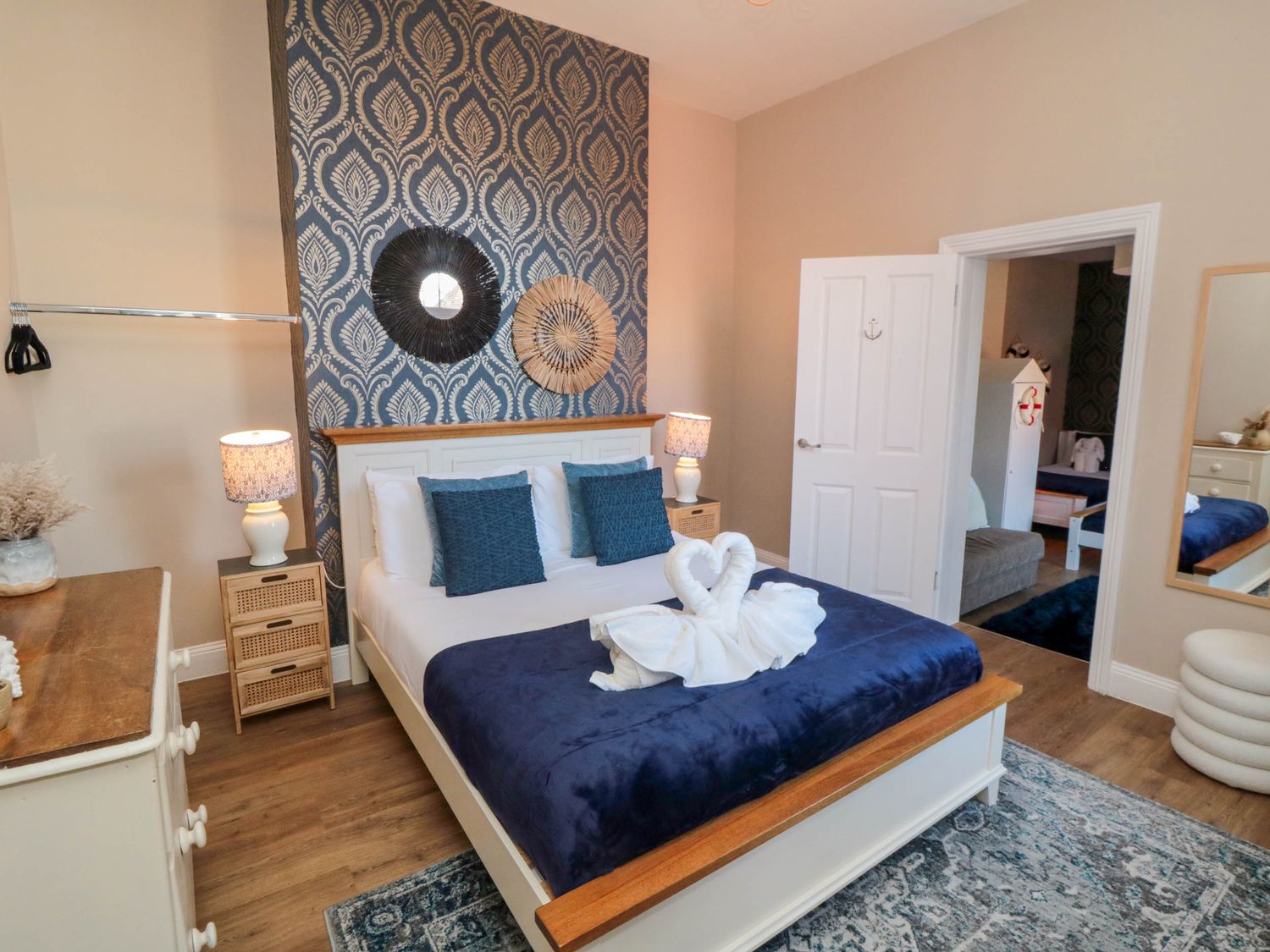 Coronation House in Scarborough. Woodburning stove.Hot tub. Child-friendly. Allows pets. Near beach.