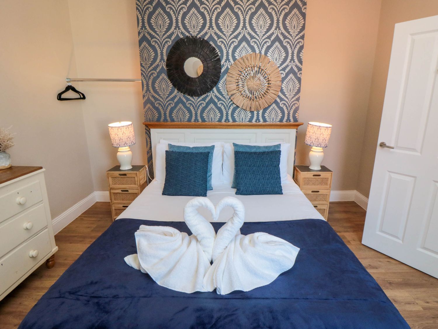 Coronation House in Scarborough. Woodburning stove.Hot tub. Child-friendly. Allows pets. Near beach.