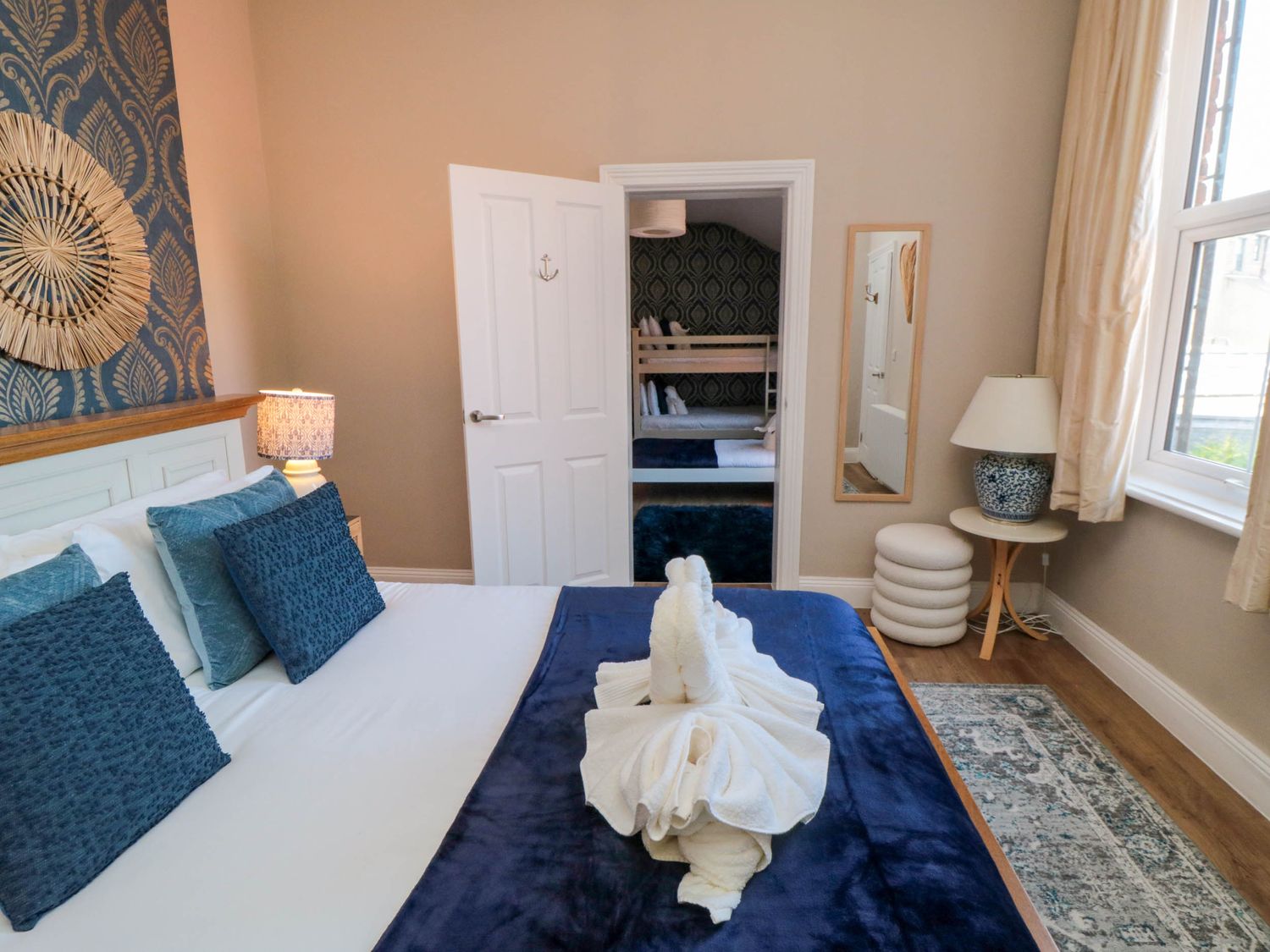 Coronation House in Scarborough. Woodburning stove.Hot tub. Child-friendly. Allows pets. Near beach.