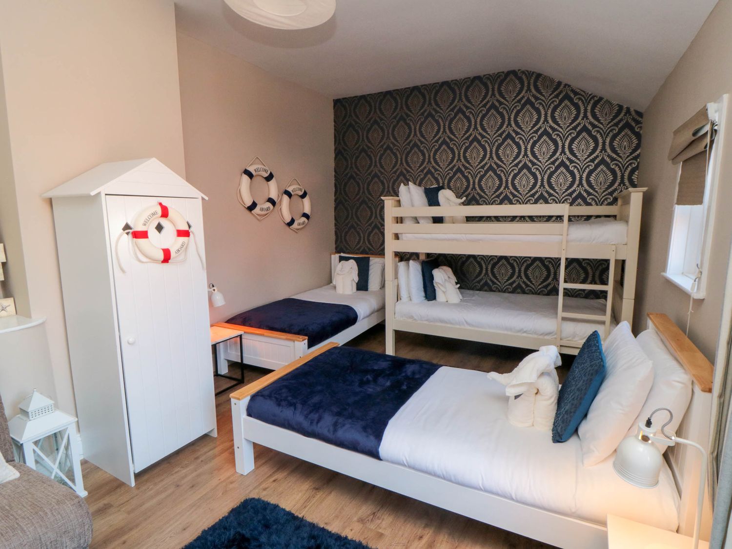 Coronation House in Scarborough. Woodburning stove.Hot tub. Child-friendly. Allows pets. Near beach.