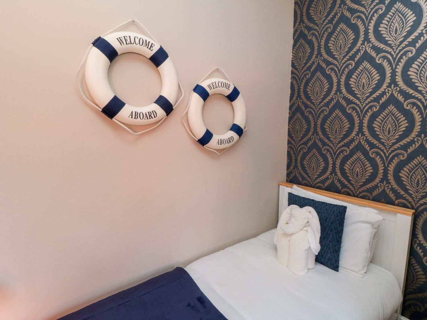 Coronation House in Scarborough. Woodburning stove.Hot tub. Child-friendly. Allows pets. Near beach.