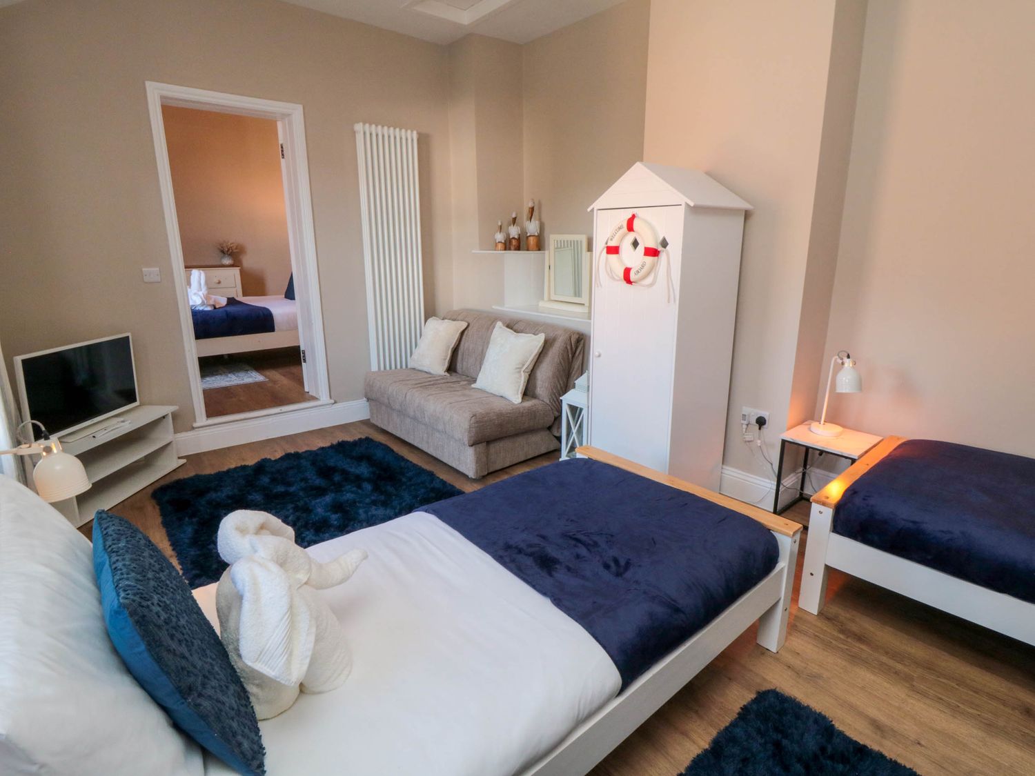 Coronation House in Scarborough. Woodburning stove.Hot tub. Child-friendly. Allows pets. Near beach.