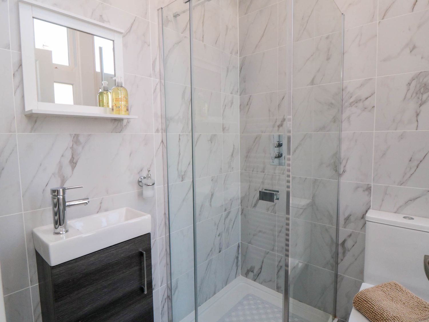 Coronation House in Scarborough. Woodburning stove.Hot tub. Child-friendly. Allows pets. Near beach.
