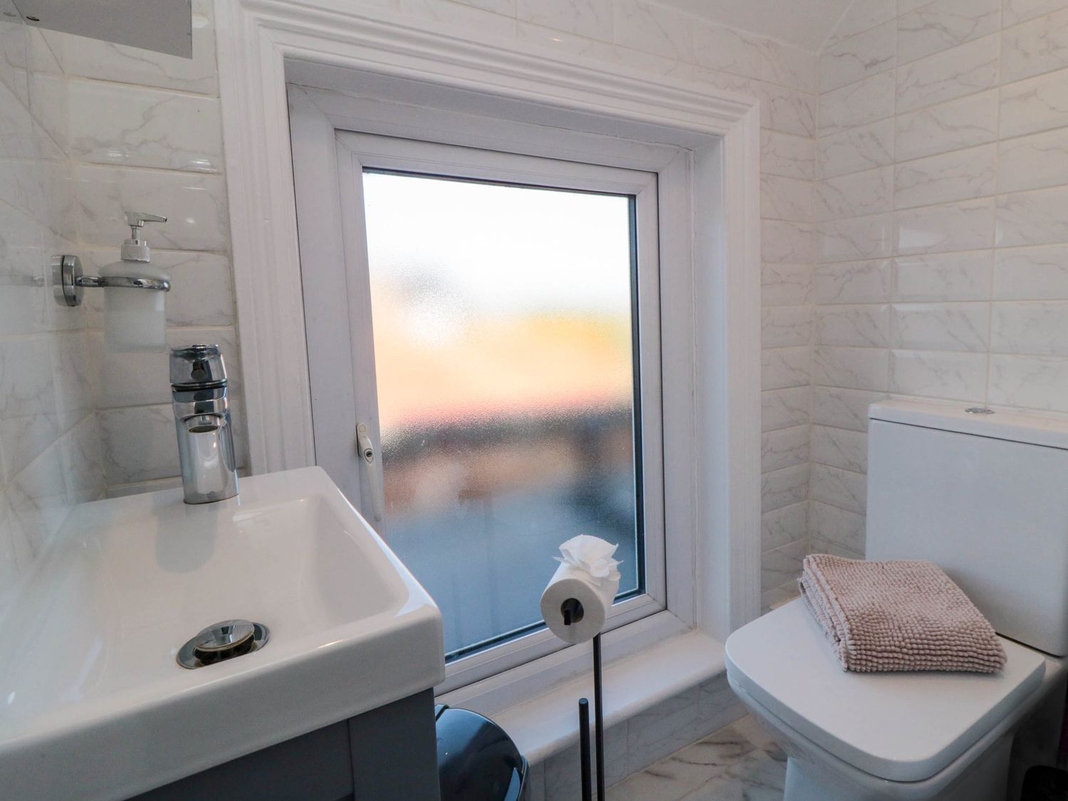 Coronation House in Scarborough. Woodburning stove.Hot tub. Child-friendly. Allows pets. Near beach.