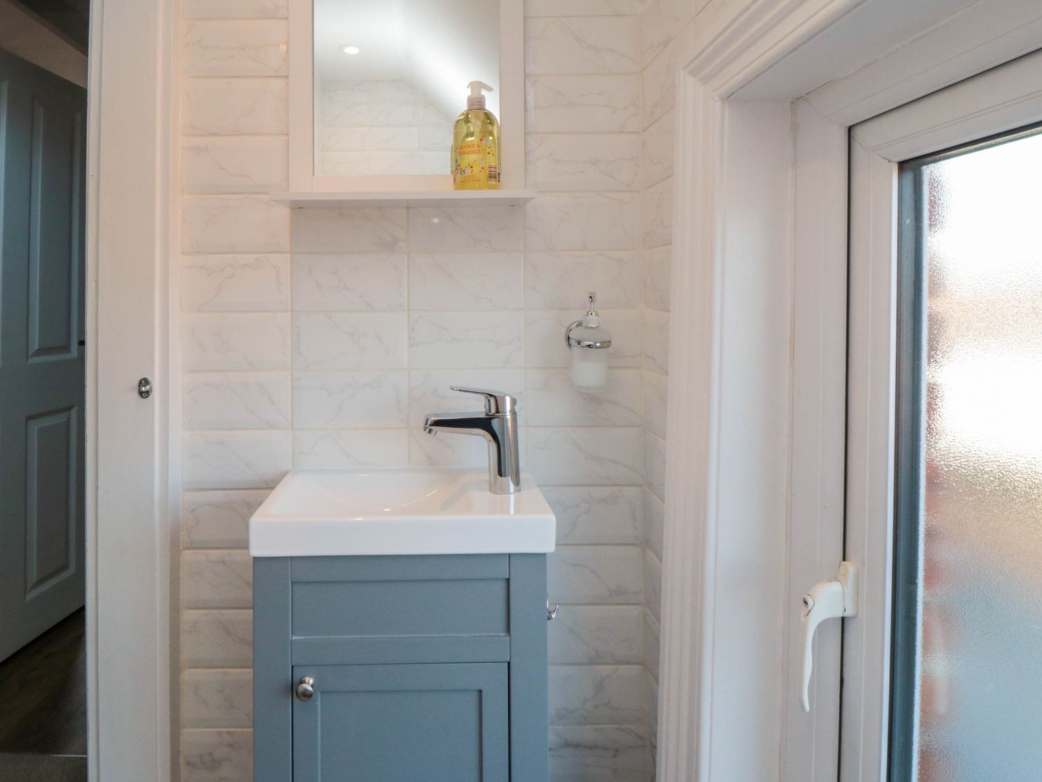 Coronation House in Scarborough. Woodburning stove.Hot tub. Child-friendly. Allows pets. Near beach.