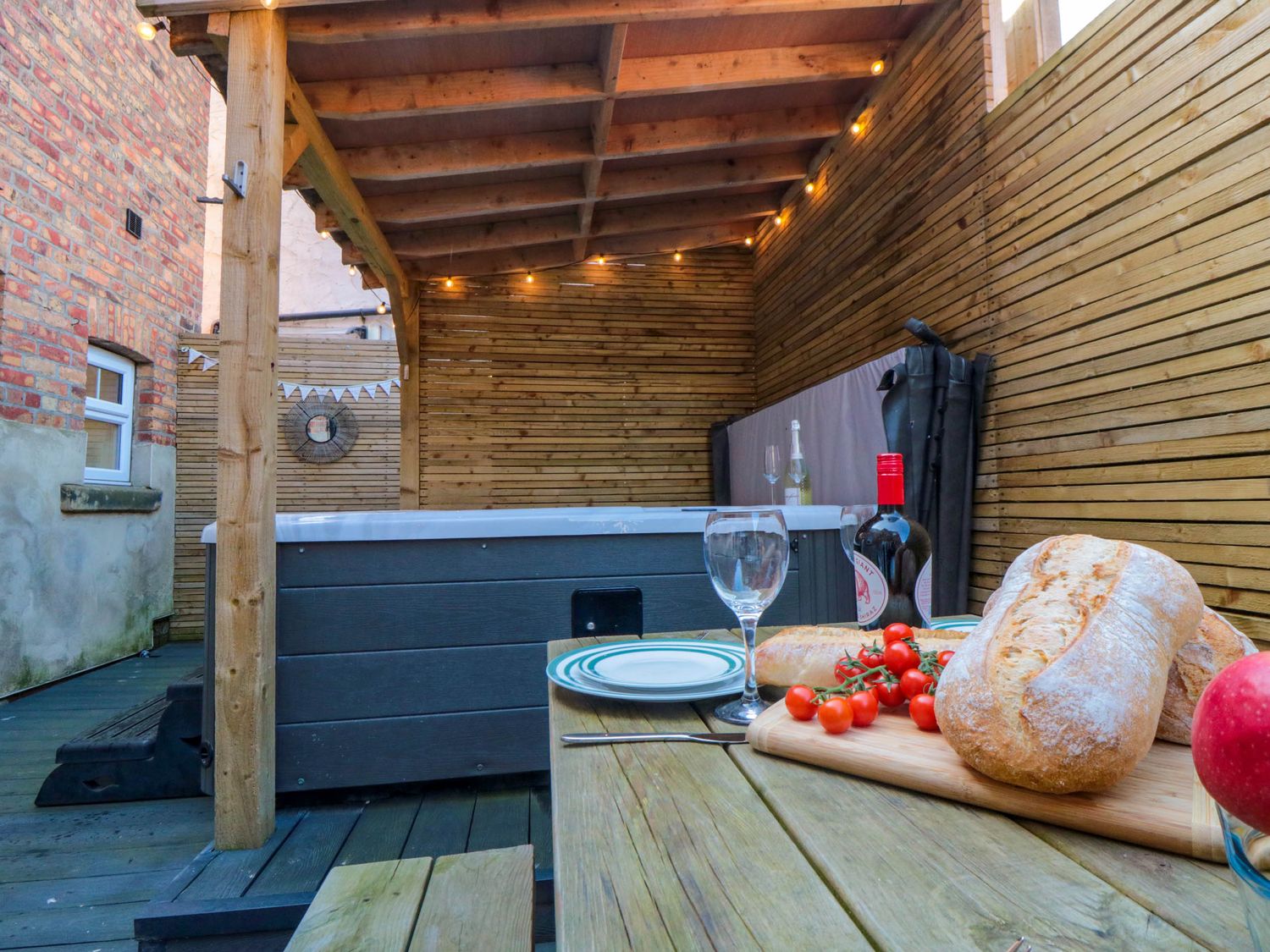 Coronation House in Scarborough. Woodburning stove.Hot tub. Child-friendly. Allows pets. Near beach.