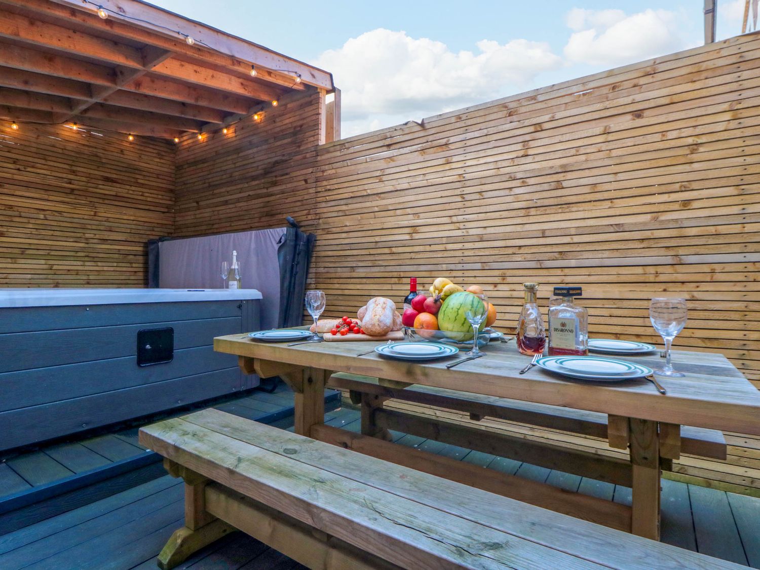 Coronation House in Scarborough. Woodburning stove.Hot tub. Child-friendly. Allows pets. Near beach.