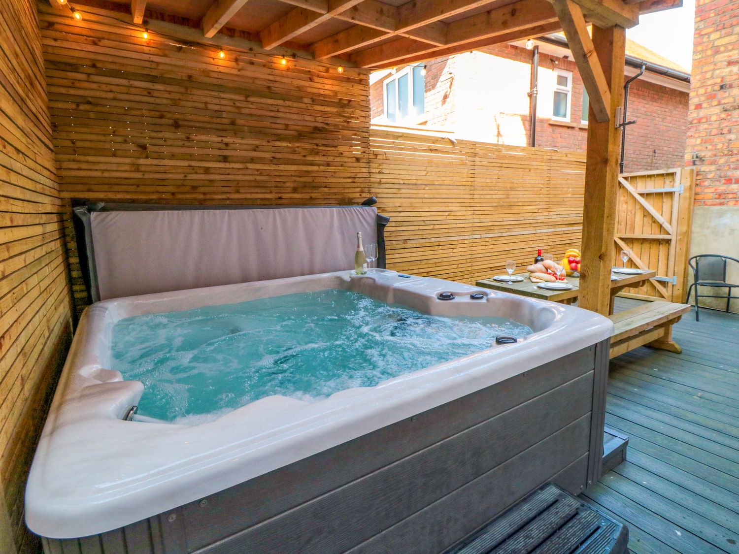 Coronation House in Scarborough. Woodburning stove.Hot tub. Child-friendly. Allows pets. Near beach.