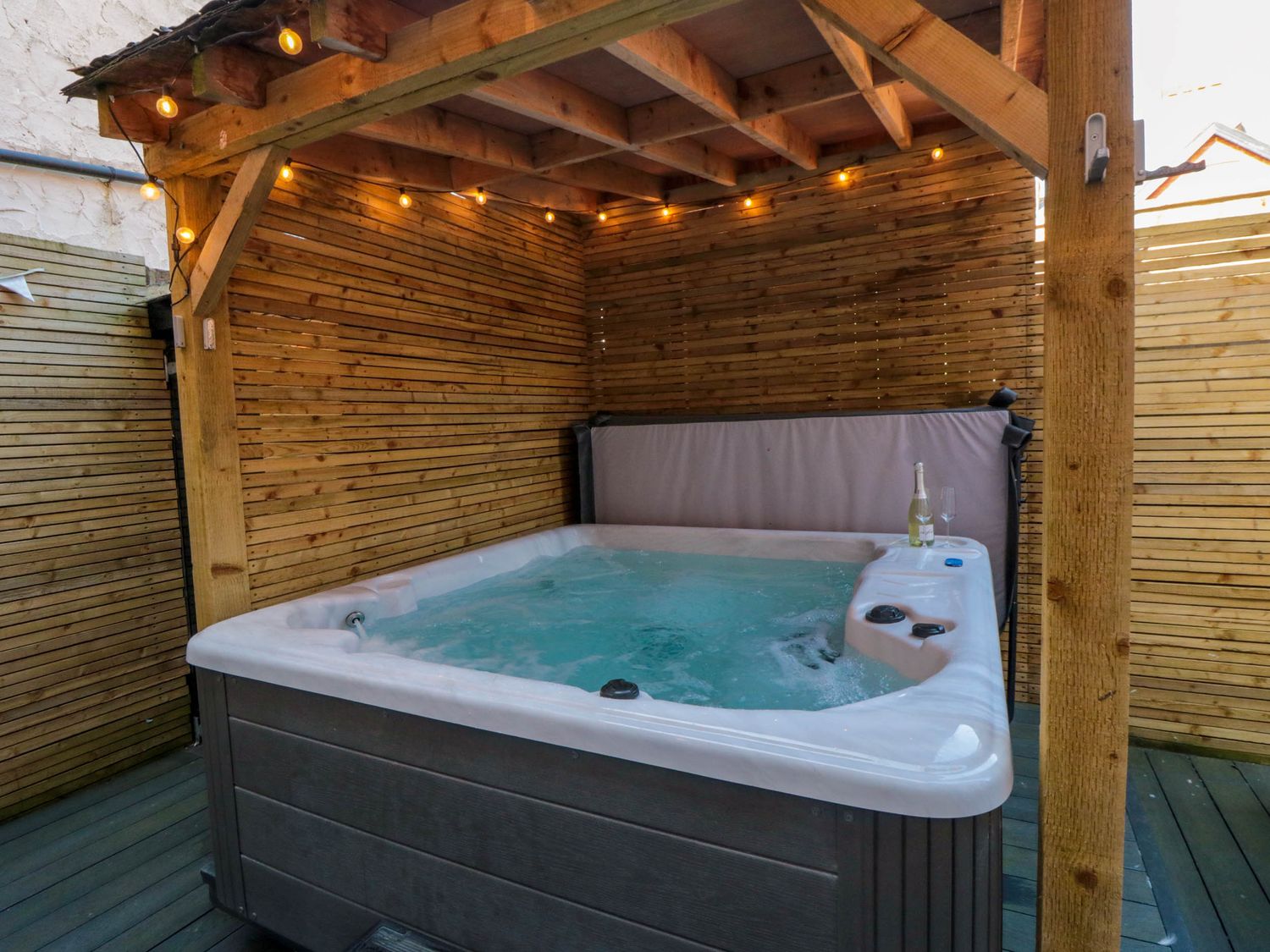 Coronation House in Scarborough. Woodburning stove.Hot tub. Child-friendly. Allows pets. Near beach.