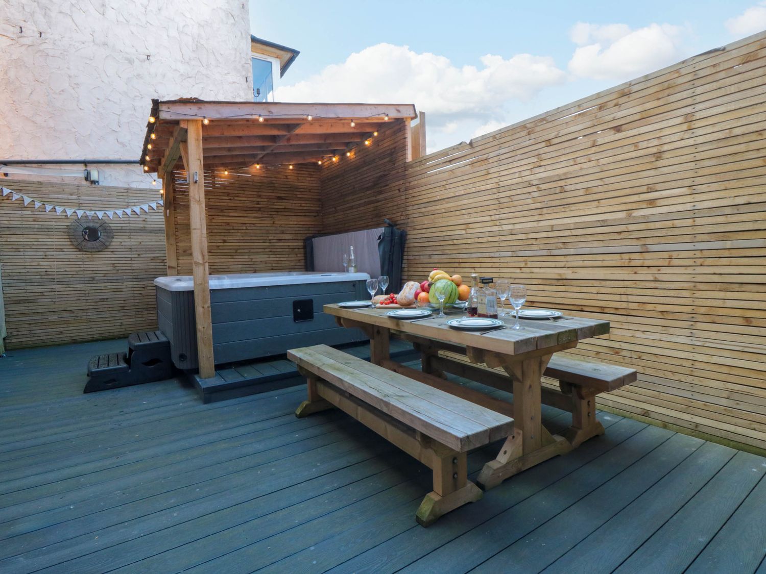 Coronation House in Scarborough. Woodburning stove.Hot tub. Child-friendly. Allows pets. Near beach.