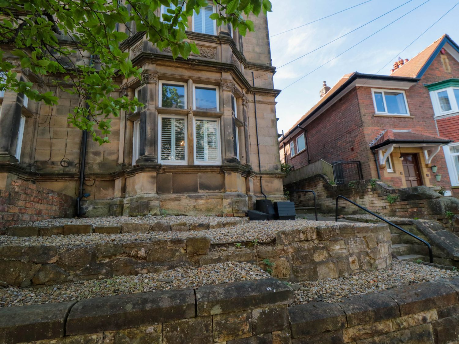 Coronation House in Scarborough. Woodburning stove.Hot tub. Child-friendly. Allows pets. Near beach.
