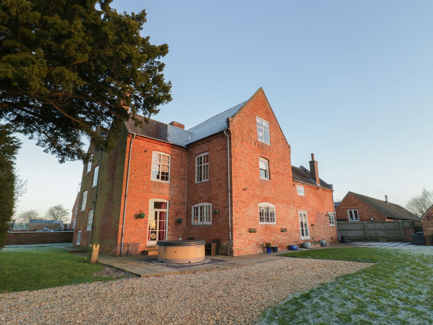 Dunnimere Farmhouse in Tamworth, Staffordshire. Woodburning stove. Family friendly. Off-road parking