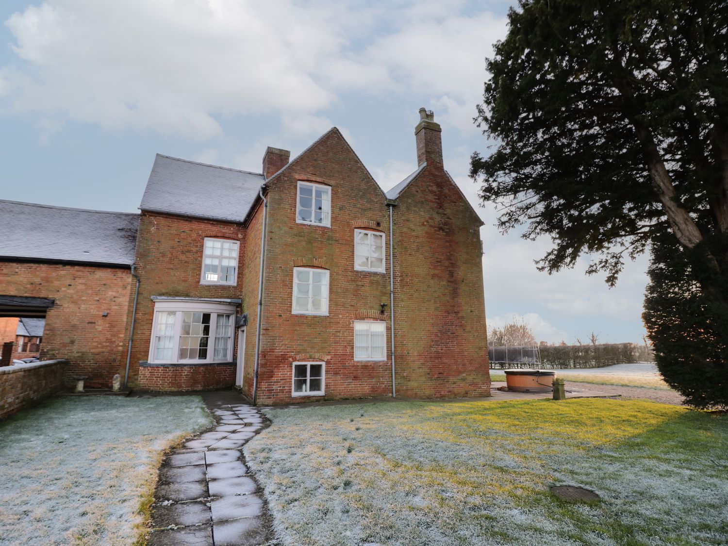 Dunnimere Farmhouse in Tamworth, Staffordshire. Woodburning stove. Family friendly. Off-road parking