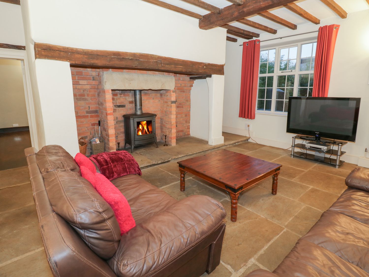 Dunnimere Farmhouse in Tamworth, Staffordshire. Woodburning stove. Family friendly. Off-road parking