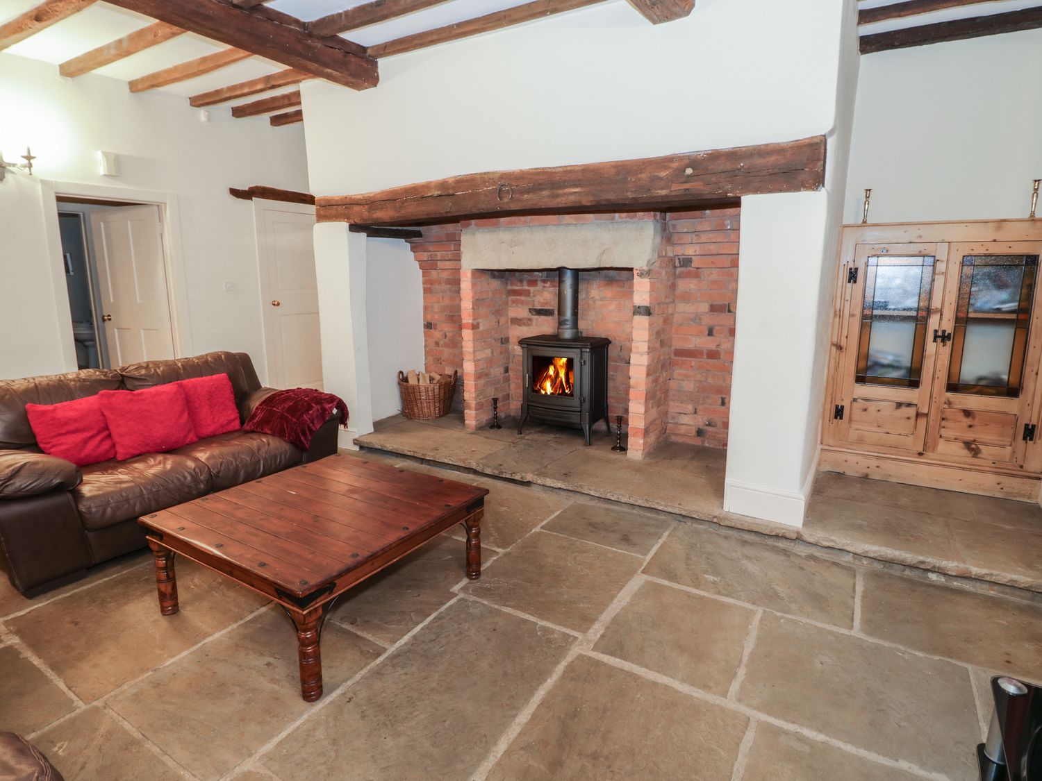 Dunnimere Farmhouse in Tamworth, Staffordshire. Woodburning stove. Family friendly. Off-road parking