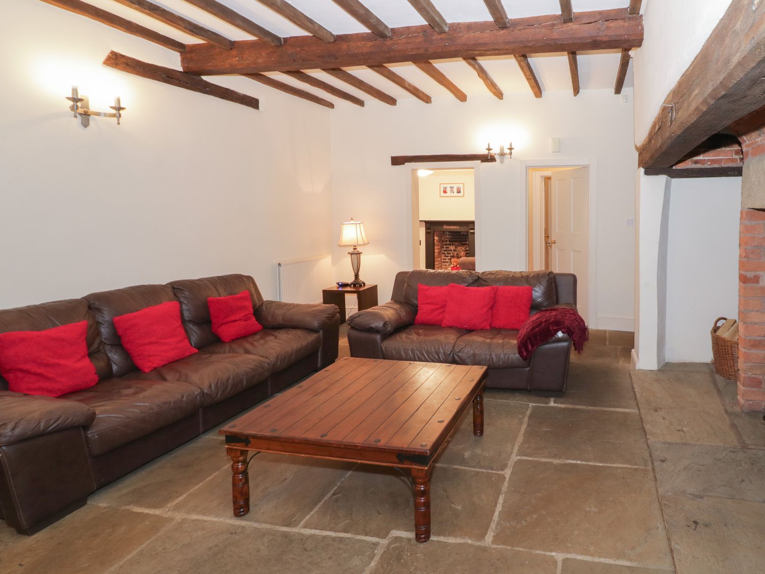 Dunnimere Farmhouse in Tamworth, Staffordshire. Woodburning stove. Family friendly. Off-road parking