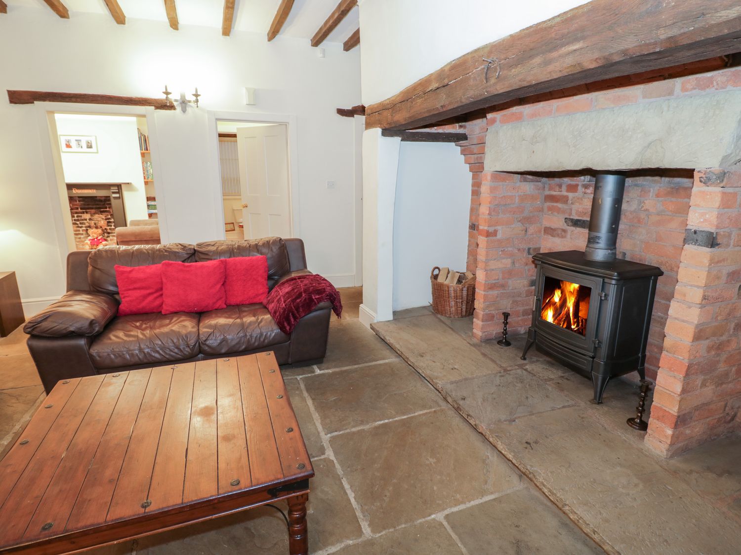 Dunnimere Farmhouse in Tamworth, Staffordshire. Woodburning stove. Family friendly. Off-road parking