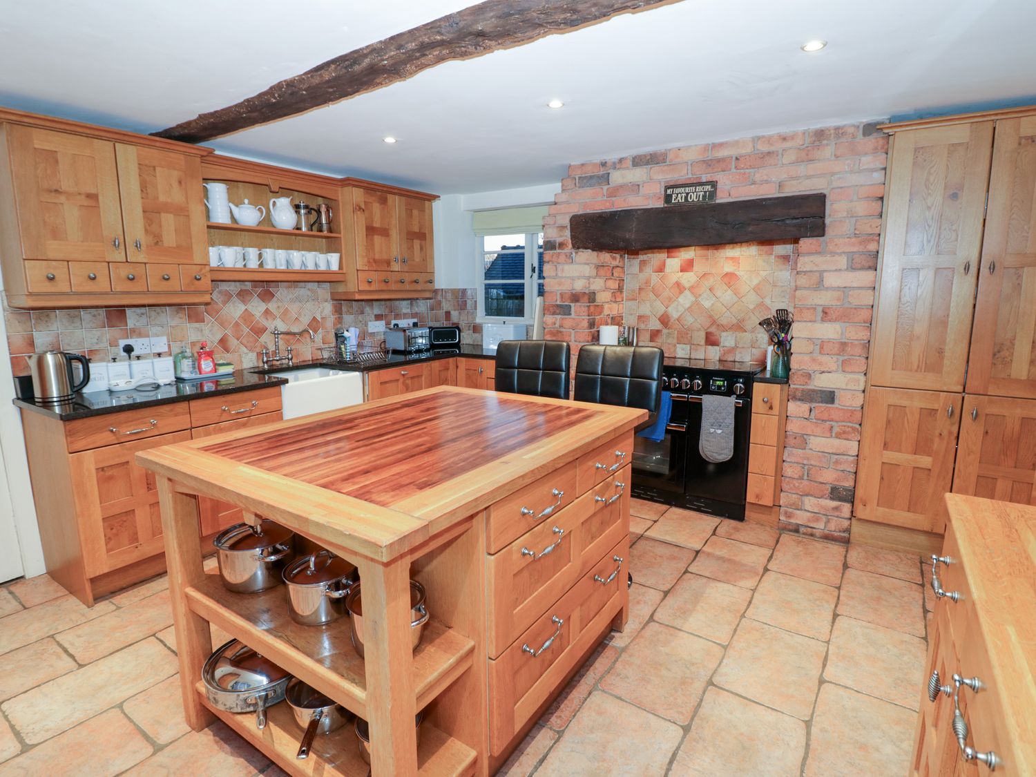 Dunnimere Farmhouse in Tamworth, Staffordshire. Woodburning stove. Family friendly. Off-road parking