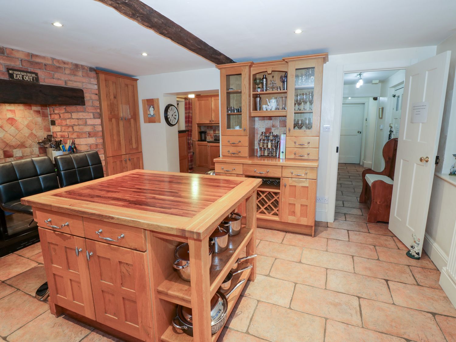 Dunnimere Farmhouse in Tamworth, Staffordshire. Woodburning stove. Family friendly. Off-road parking