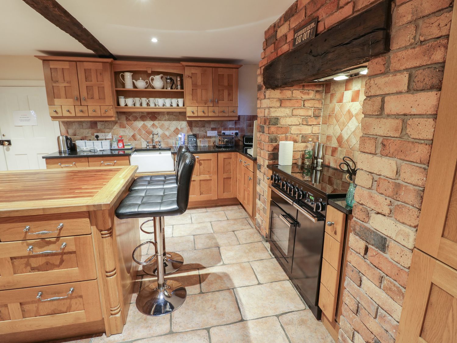 Dunnimere Farmhouse in Tamworth, Staffordshire. Woodburning stove. Family friendly. Off-road parking