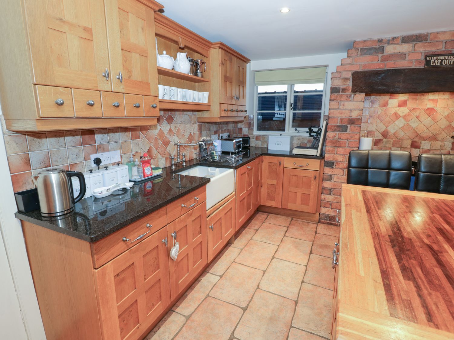 Dunnimere Farmhouse in Tamworth, Staffordshire. Woodburning stove. Family friendly. Off-road parking