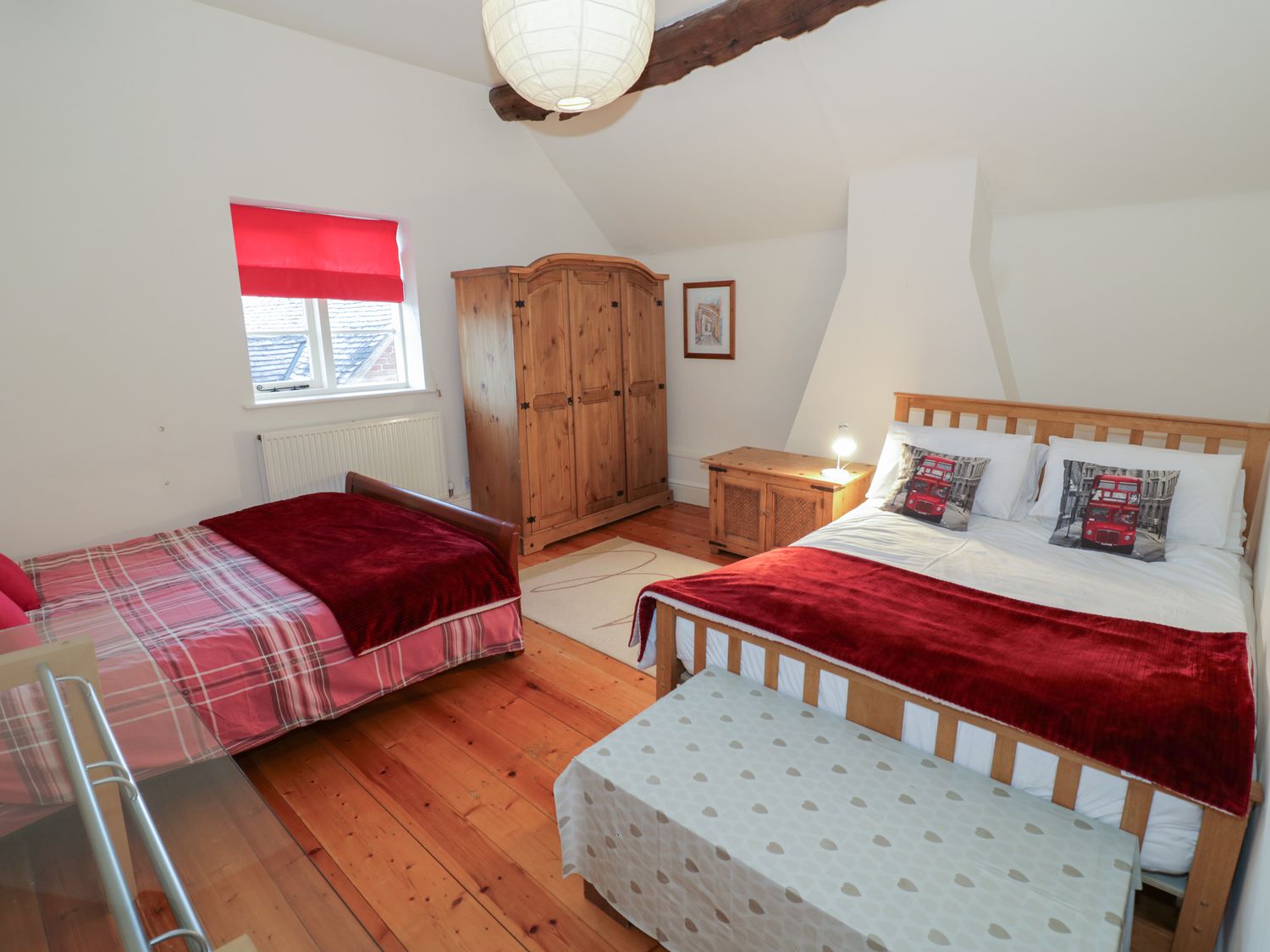 Dunnimere Farmhouse in Tamworth, Staffordshire. Woodburning stove. Family friendly. Off-road parking