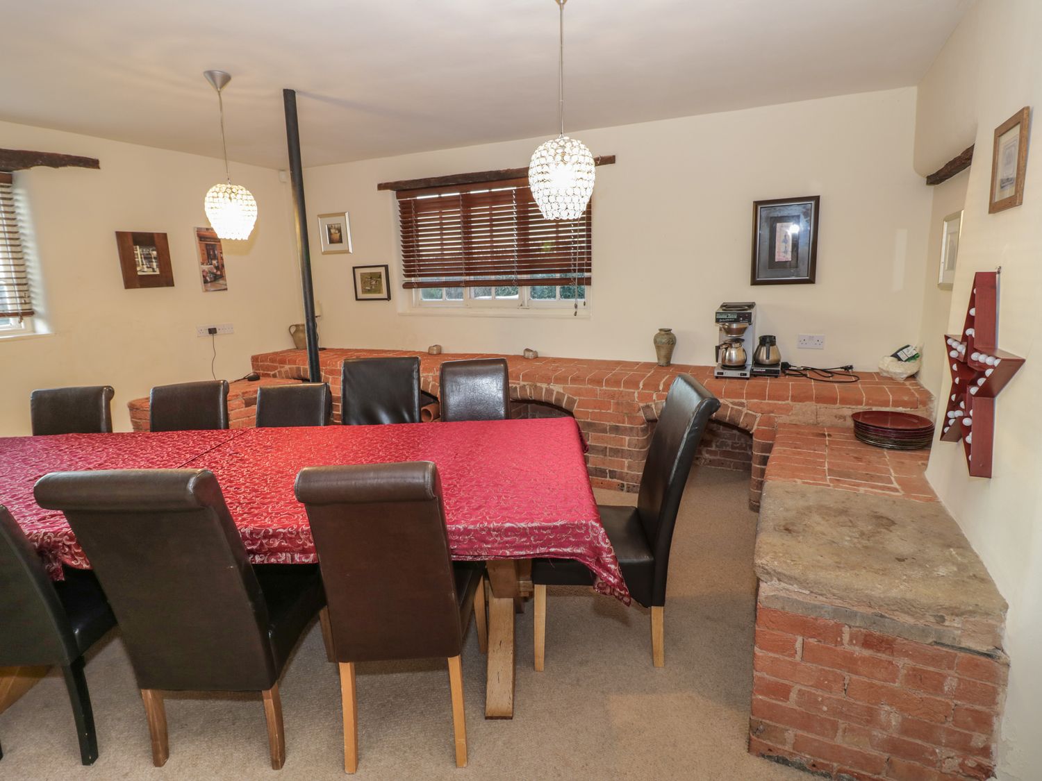 Dunnimere Farmhouse in Tamworth, Staffordshire. Woodburning stove. Family friendly. Off-road parking