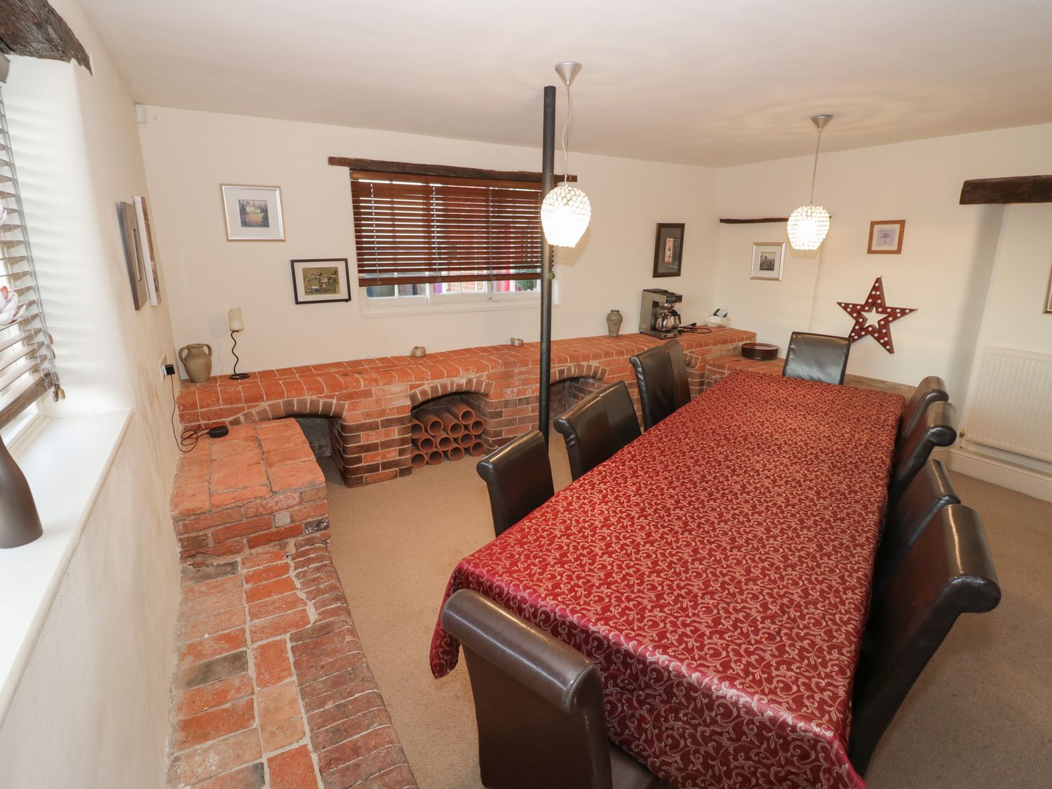 Dunnimere Farmhouse in Tamworth, Staffordshire. Woodburning stove. Family friendly. Off-road parking