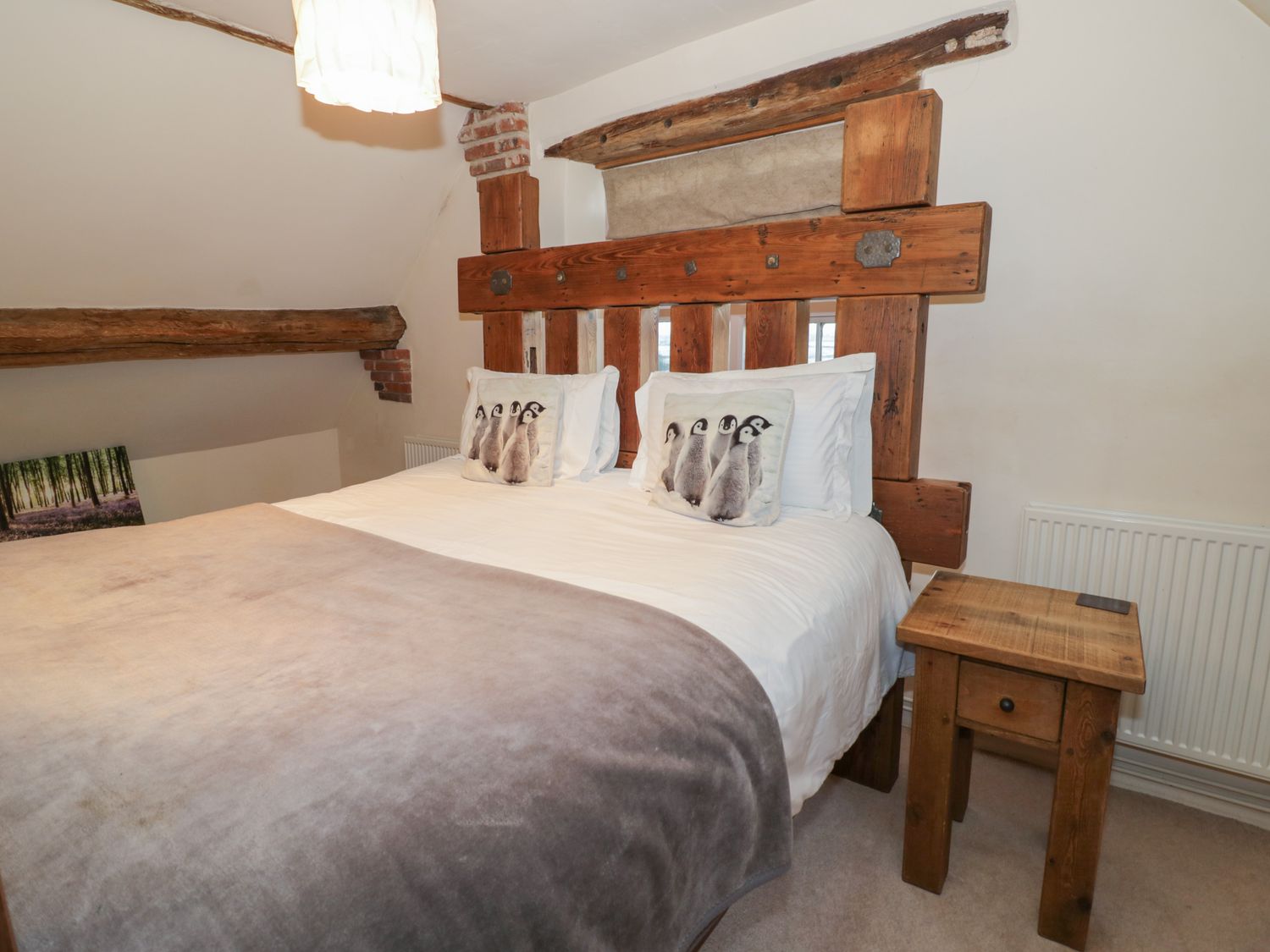 Dunnimere Farmhouse in Tamworth, Staffordshire. Woodburning stove. Family friendly. Off-road parking