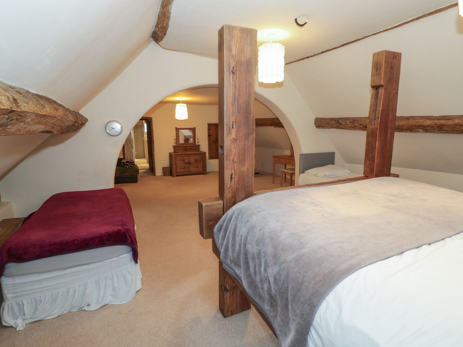 Dunnimere Farmhouse in Tamworth, Staffordshire. Woodburning stove. Family friendly. Off-road parking