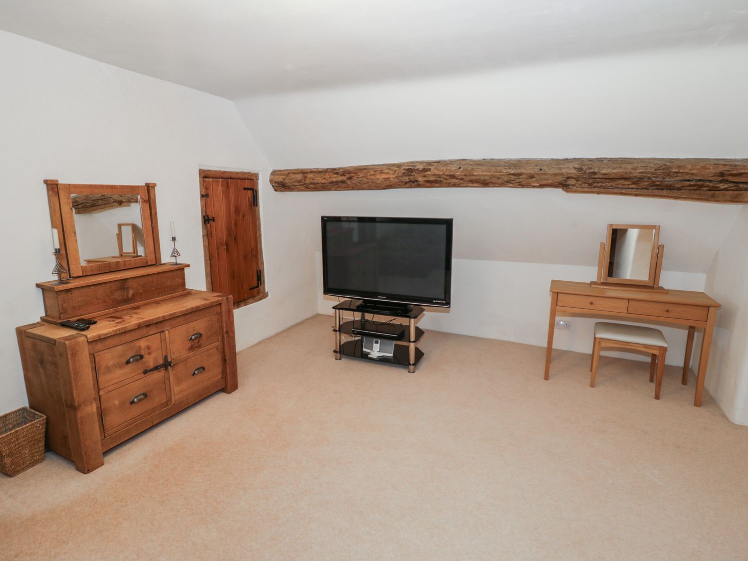 Dunnimere Farmhouse in Tamworth, Staffordshire. Woodburning stove. Family friendly. Off-road parking