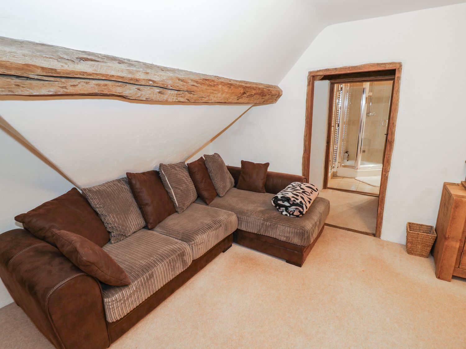 Dunnimere Farmhouse in Tamworth, Staffordshire. Woodburning stove. Family friendly. Off-road parking