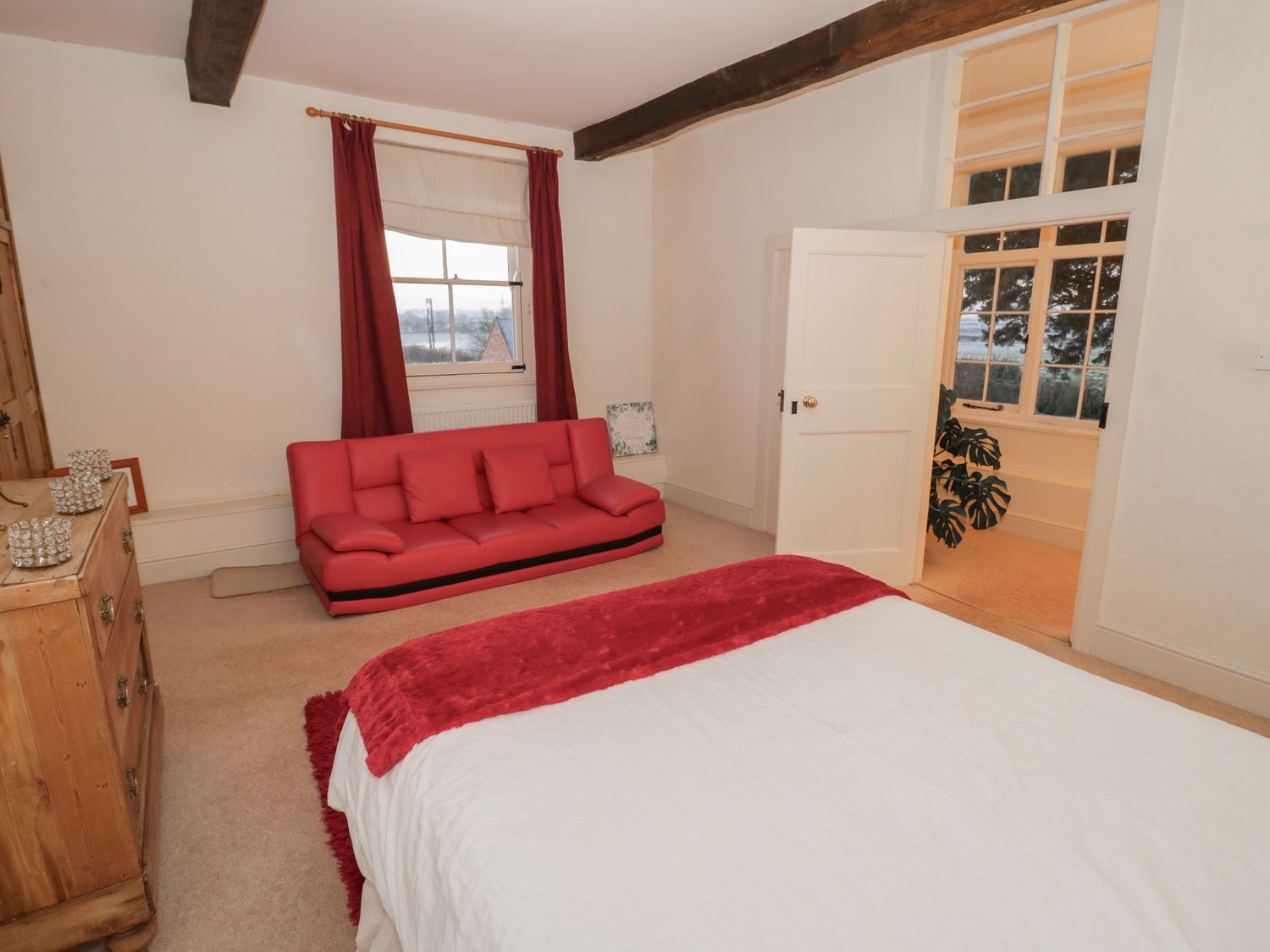 Dunnimere Farmhouse in Tamworth, Staffordshire. Woodburning stove. Family friendly. Off-road parking