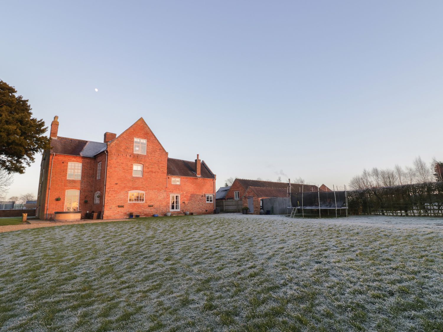 Dunnimere Farmhouse in Tamworth, Staffordshire. Woodburning stove. Family friendly. Off-road parking