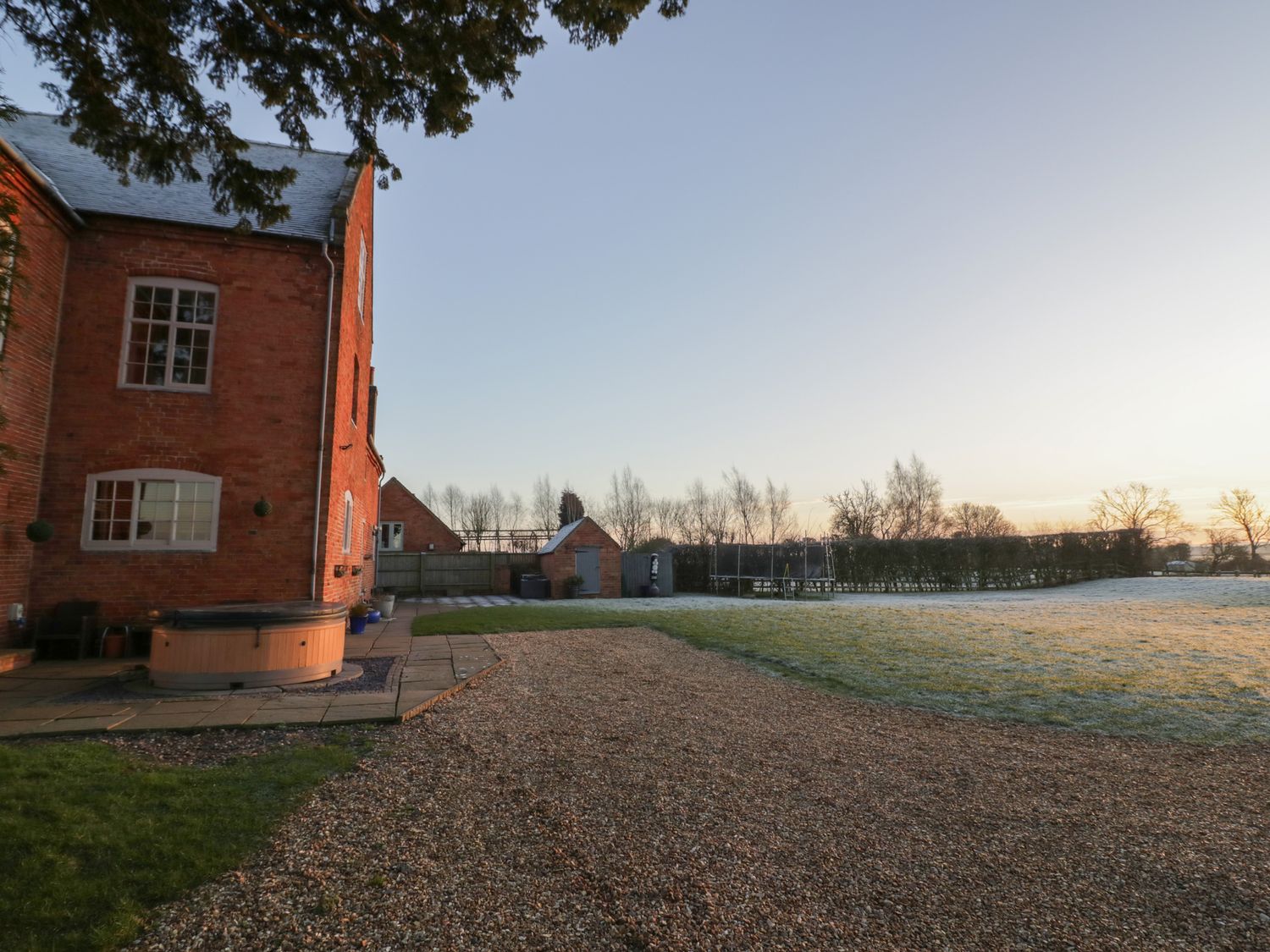 Dunnimere Farmhouse in Tamworth, Staffordshire. Woodburning stove. Family friendly. Off-road parking