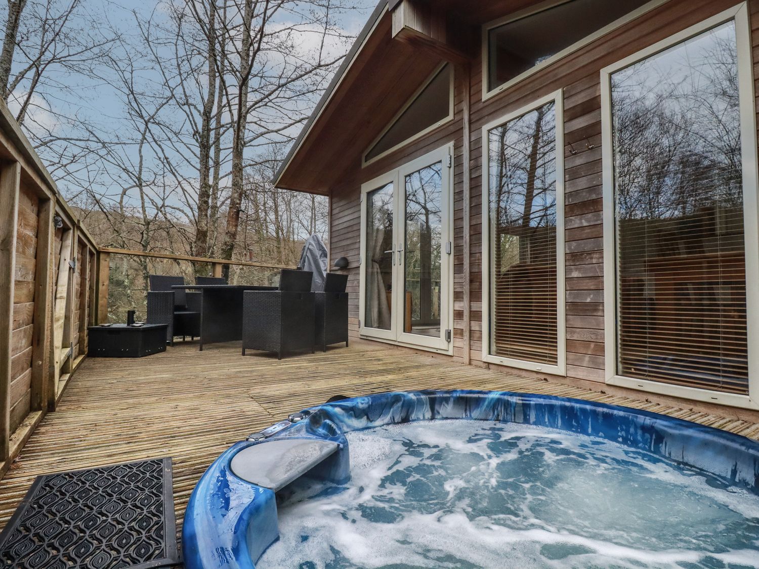 1 Miller's Island, Lanreath, Cornwall. Hot tub. Lake views. Single-storey. Pet-friendly. Countryside