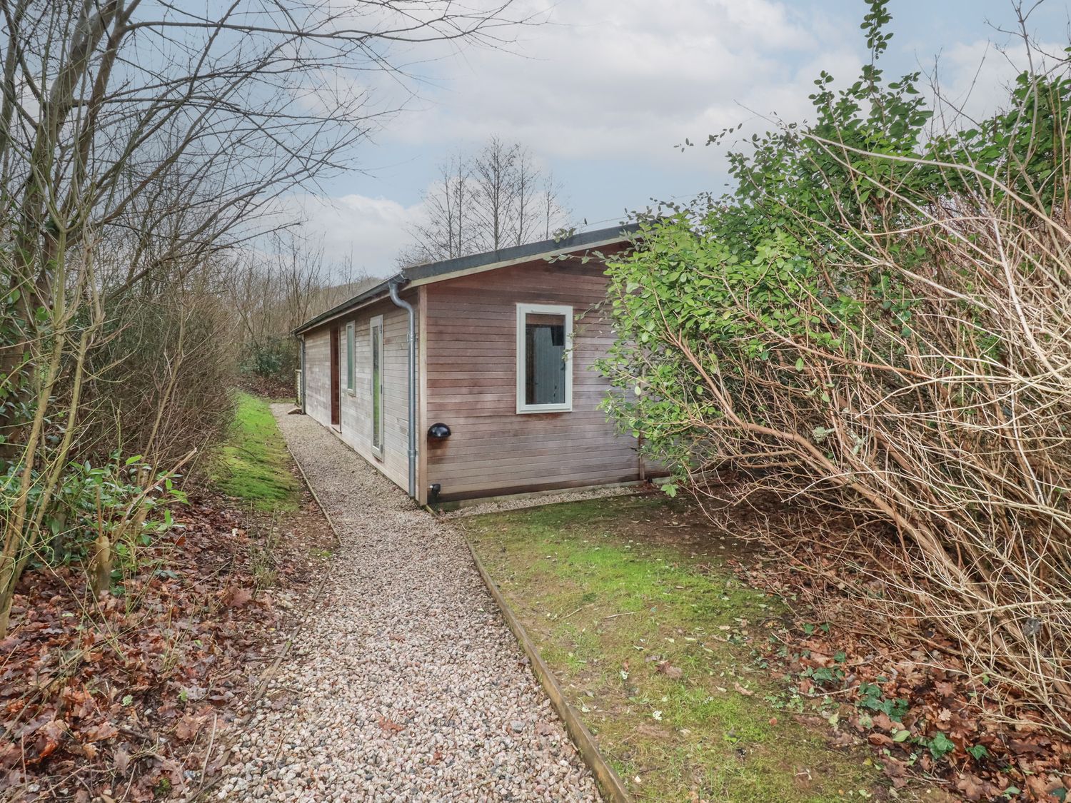 1 Miller's Island, Lanreath, Cornwall. Hot tub. Lake views. Single-storey. Pet-friendly. Countryside