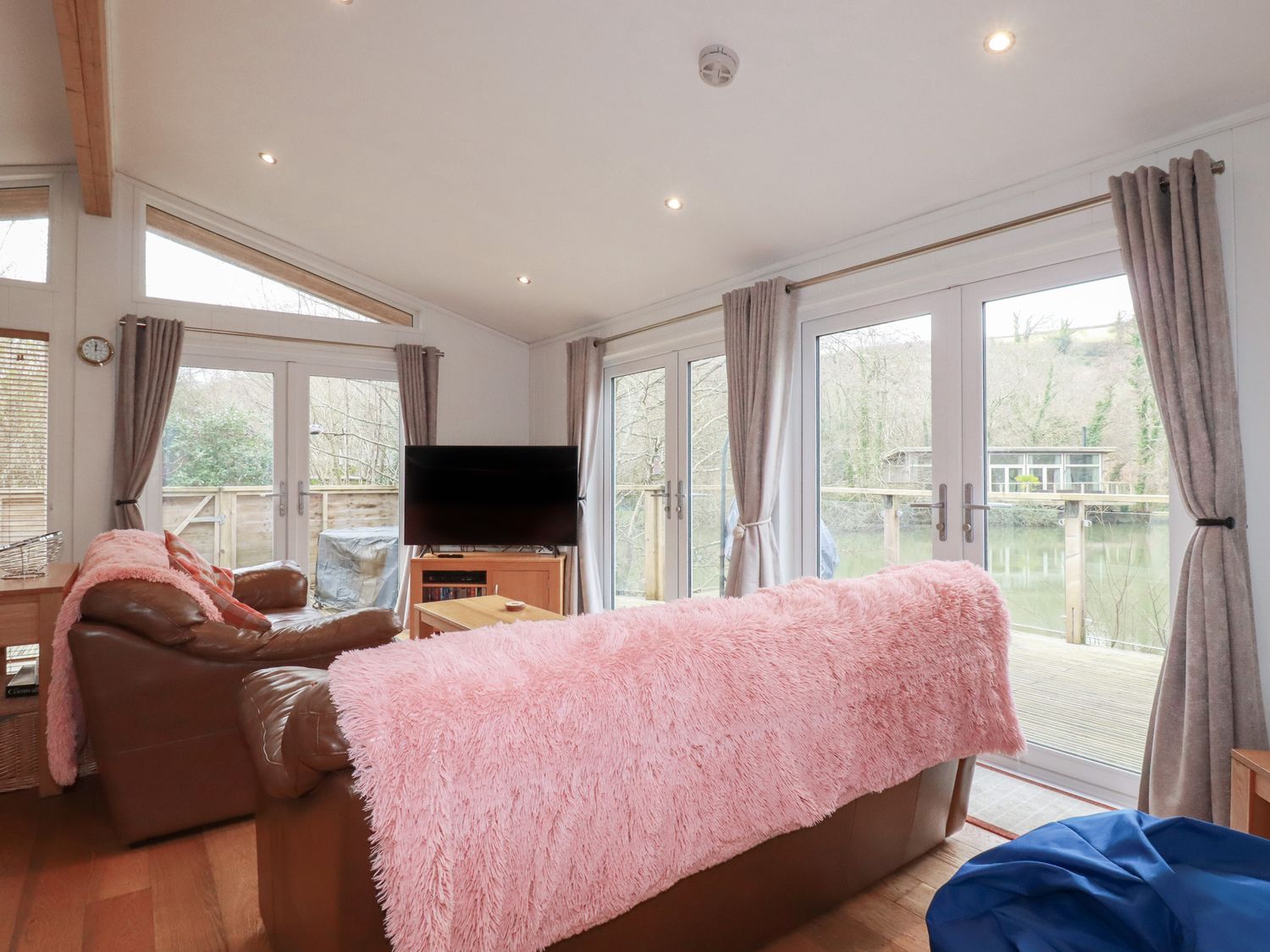 1 Miller's Island, Lanreath, Cornwall. Hot tub. Lake views. Single-storey. Pet-friendly. Countryside