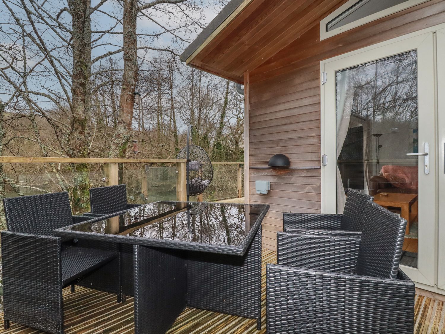 1 Miller's Island, Lanreath, Cornwall. Hot tub. Lake views. Single-storey. Pet-friendly. Countryside