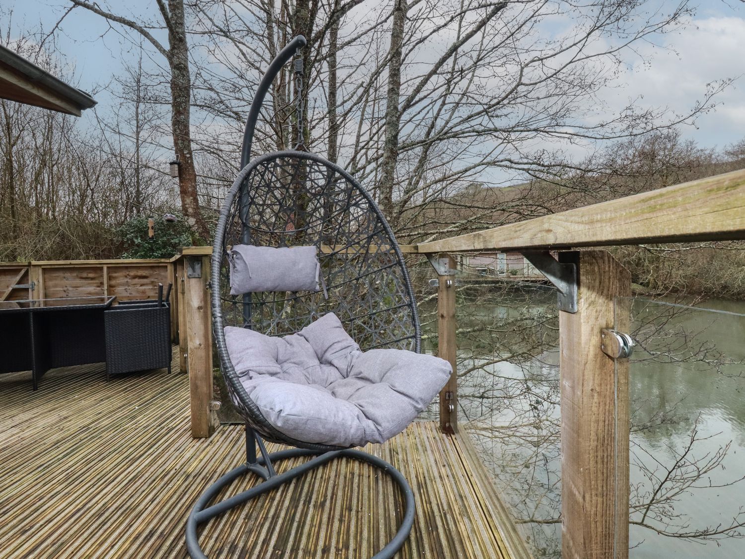 1 Miller's Island, Lanreath, Cornwall. Hot tub. Lake views. Single-storey. Pet-friendly. Countryside