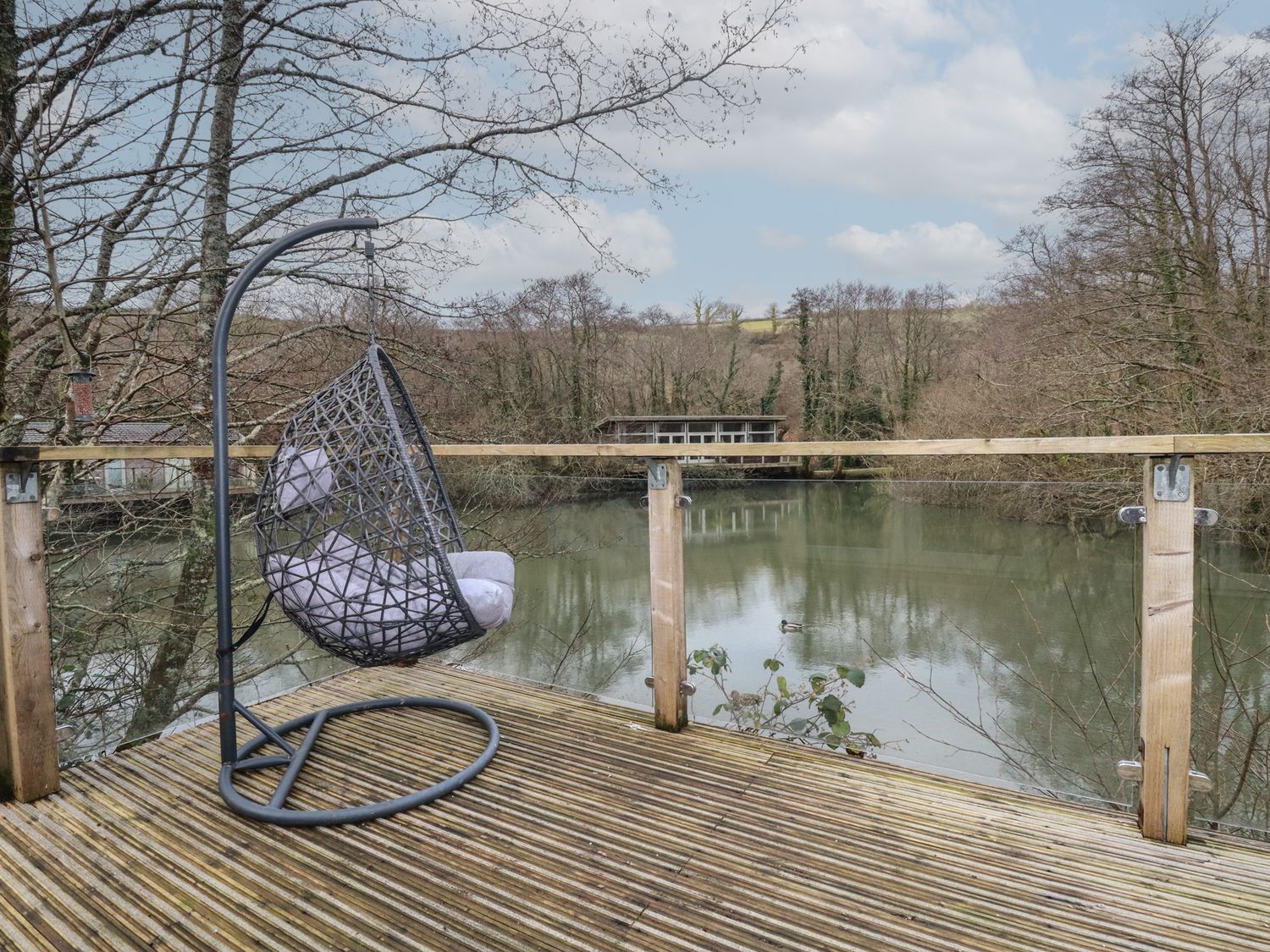 1 Miller's Island, Lanreath, Cornwall. Hot tub. Lake views. Single-storey. Pet-friendly. Countryside