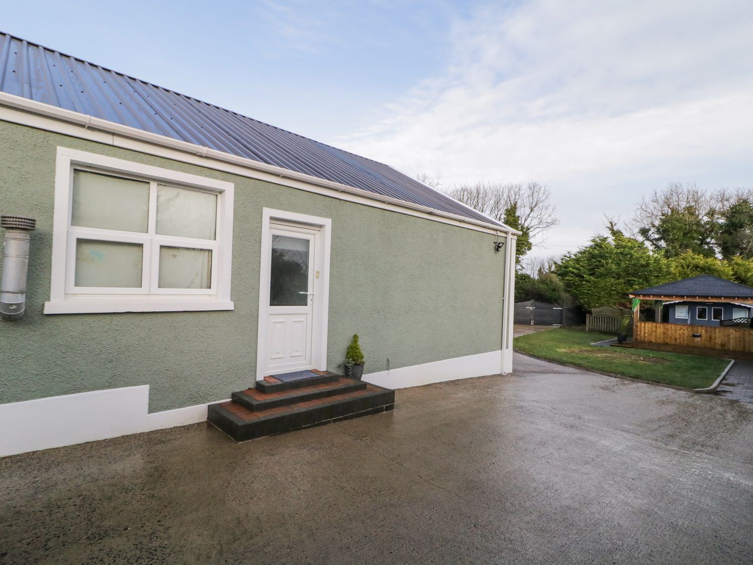 Woodside Guest House, Castlerock, County Londonderry. Family friendly. Hot tub. Open plan. Barbecue.